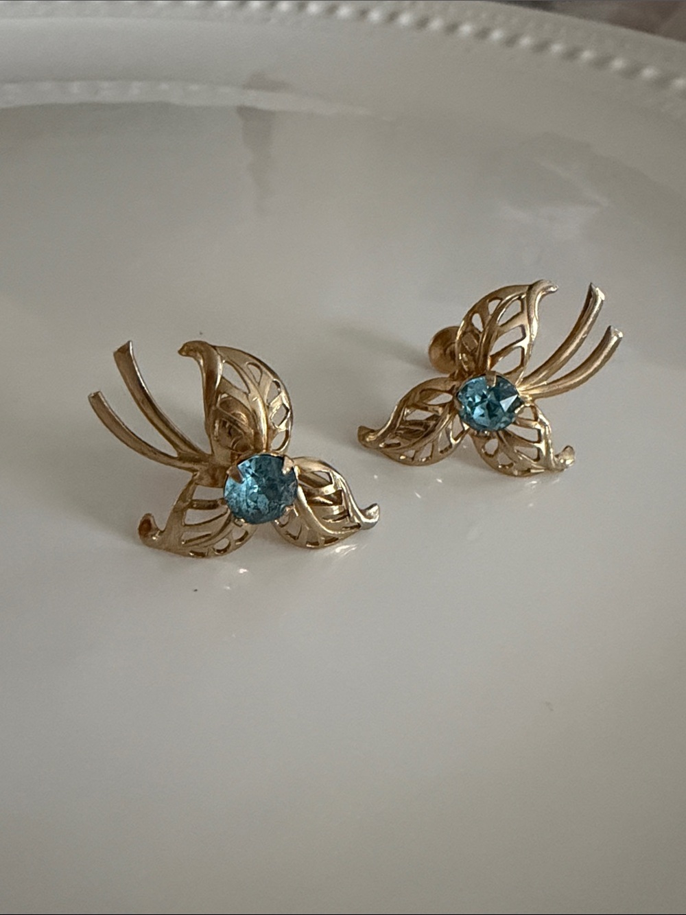 Vintage Gold Filigree Leaf Screw Back Earrings
